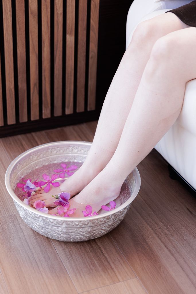 花が浮かぶ足浴